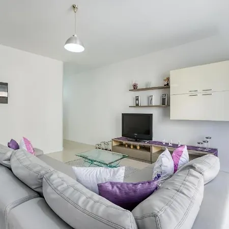 Daire Modern 2br Apt With Private Balcony In