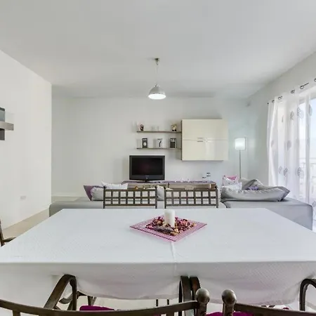 Modern 2br Apt With Private Balcony In