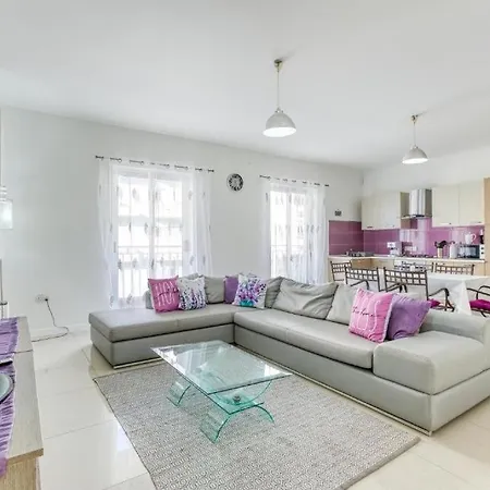 Modern 2br Apt With Private Balcony In Daire *