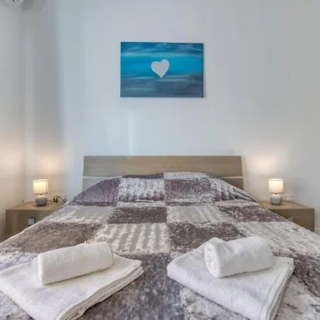 Modern 2br Apt With Private Balcony In
