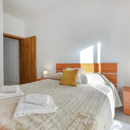 Daire Modern 2br Apt With Private Balcony In St. Paul's Bay