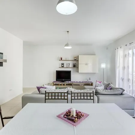 Modern 2br Apt With Private Balcony In Апартаменты