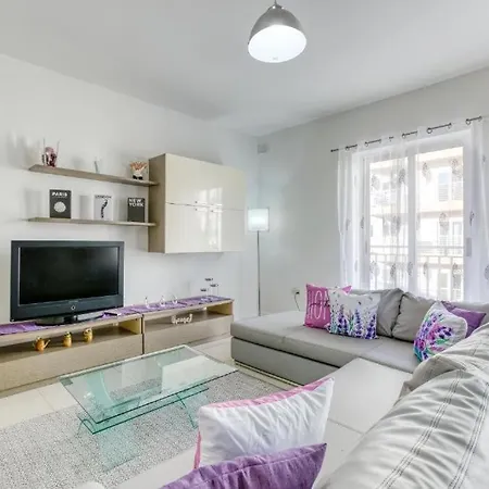 Modern 2br Apt With Private Balcony In Apartament