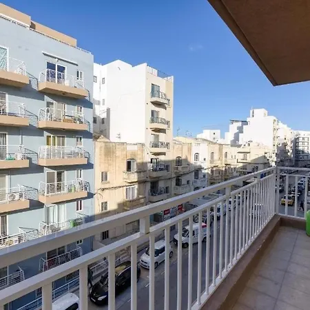 Modern 2br Apt With Private Balcony In * Сент-Полс-Бей