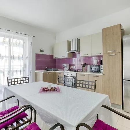 Modern 2br Apt With Private Balcony In Сент-Полс-Бей
