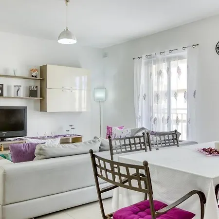 Modern 2br Apt With Private Balcony In Apartament *