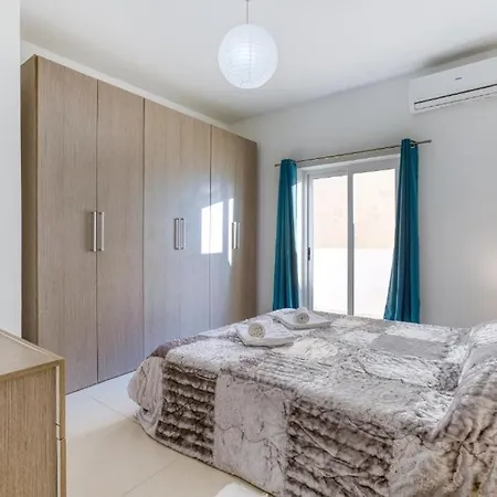 Modern 2br Apt With Private Balcony In דירה